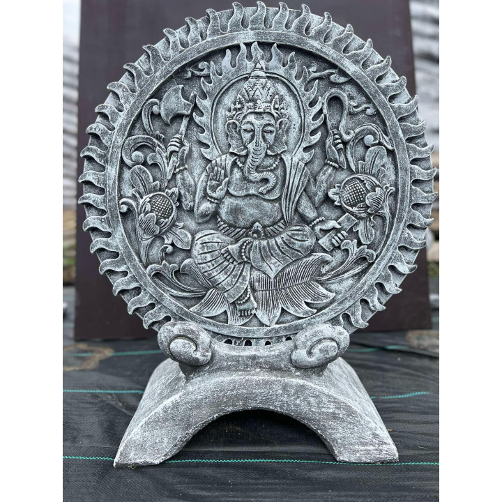 Lábon álló Ganesha szobor