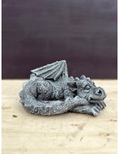 Alvó sárkány szobor