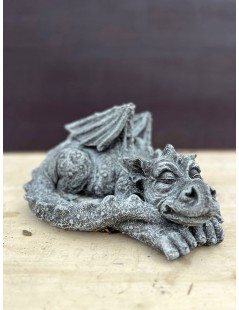 Alvó sárkány szobor