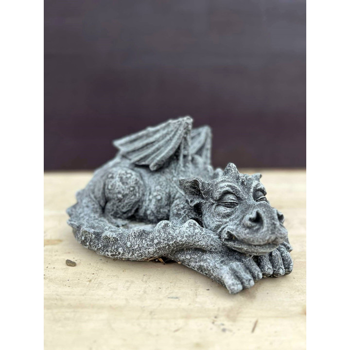 Alvó sárkány szobor