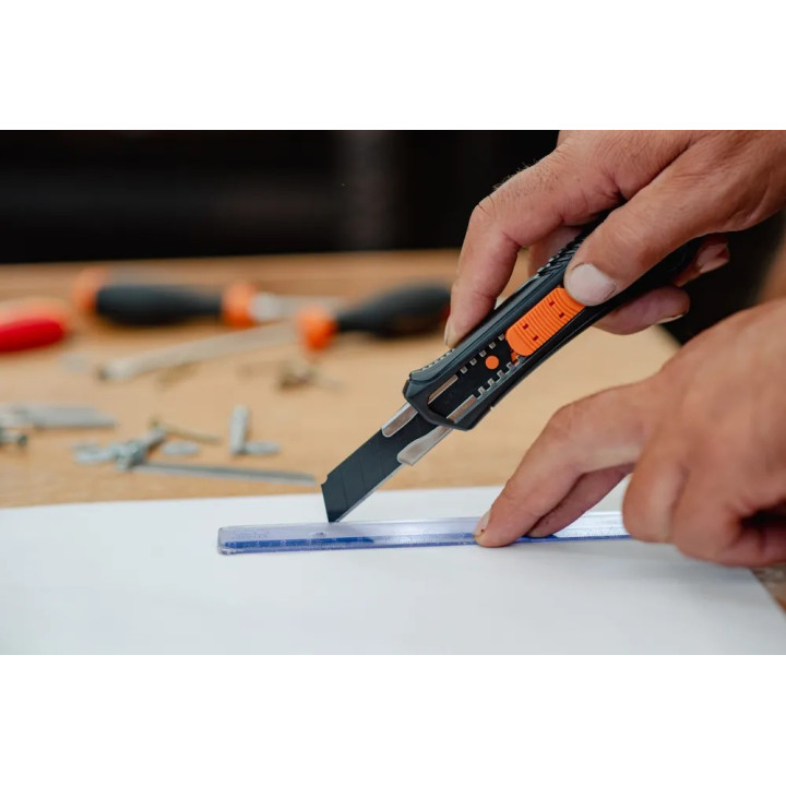 Tapétavágó kés 18mm (DIY-KN1823)